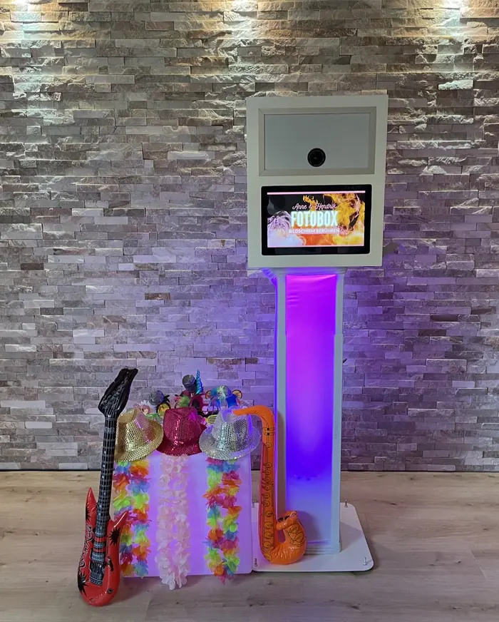 Fotobox von Made4Events mit Touchscreen und Requisiten